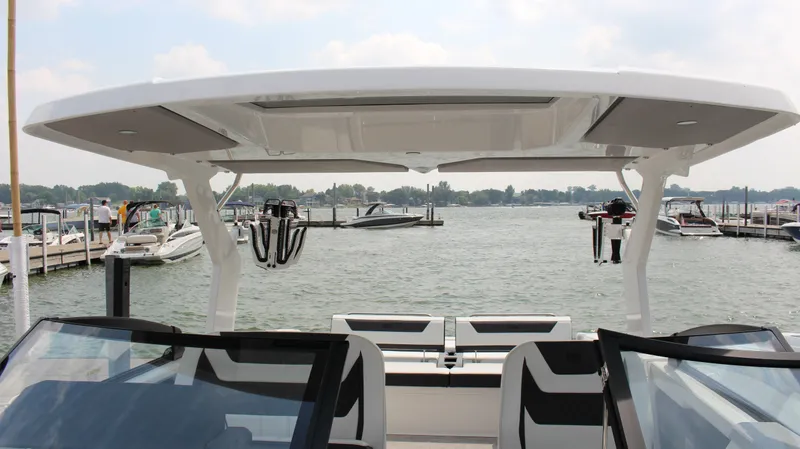 Slide: The Image of Cobalt R31 Surf 2025 - 10