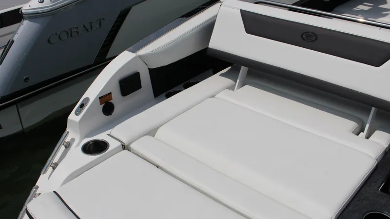 Slide: The Image of Cobalt R31 Surf 2025 - 33