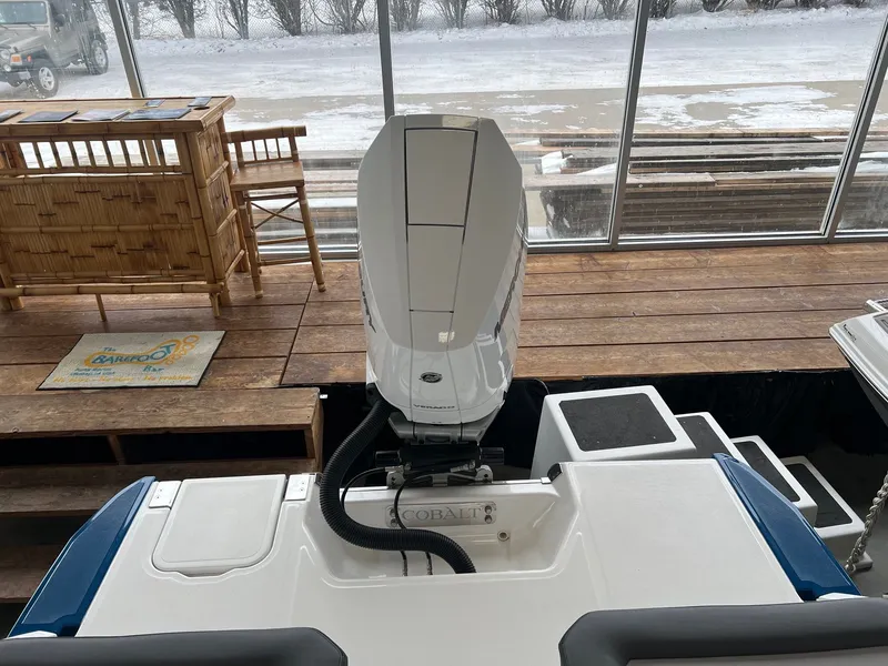 Slide: The Image of Cobalt R6 Outboard 2024 - 17