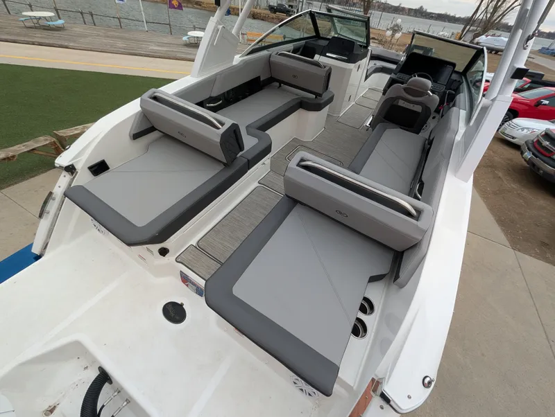 Slide: The Image of Cobalt R6 Outboard 2024 - 20