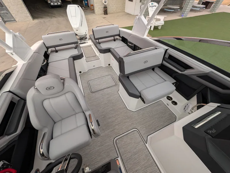 Slide: The Image of Cobalt R6 Outboard 2024 - 28