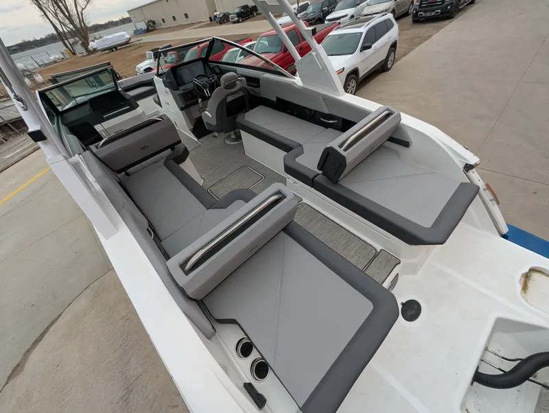 Slide: The Image of Cobalt R6 Outboard 2024 - 29