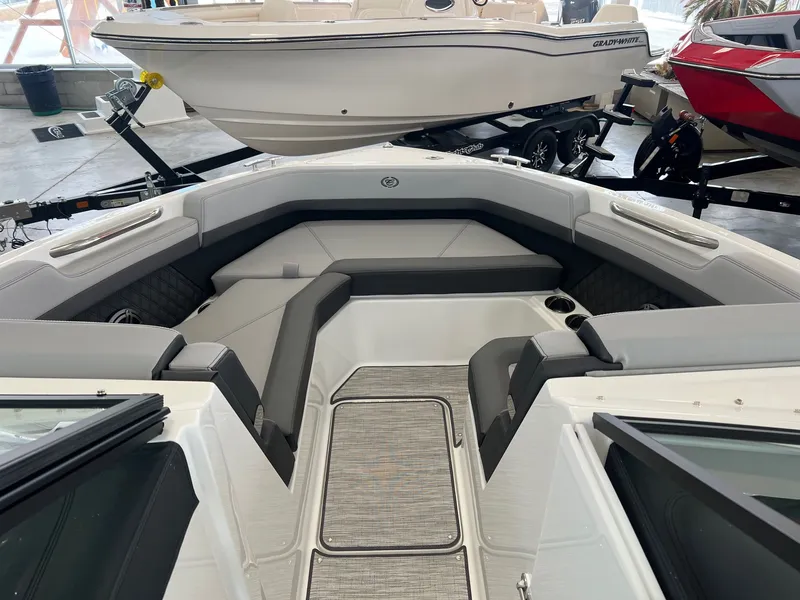 Slide: The Image of Cobalt R6 Outboard 2024 - 4