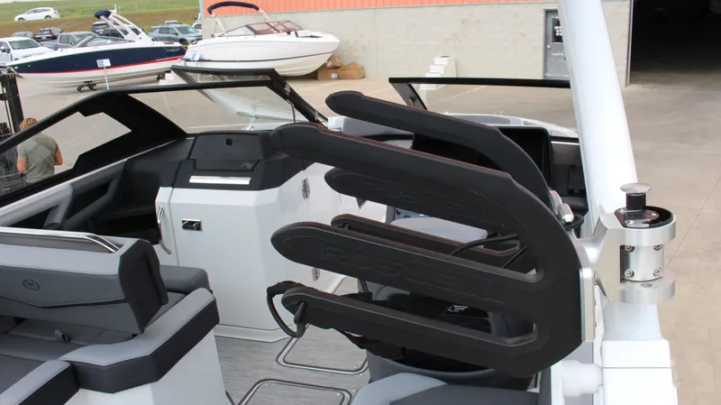 Slide: The Image of Cobalt R6 Surf 2024 - 14