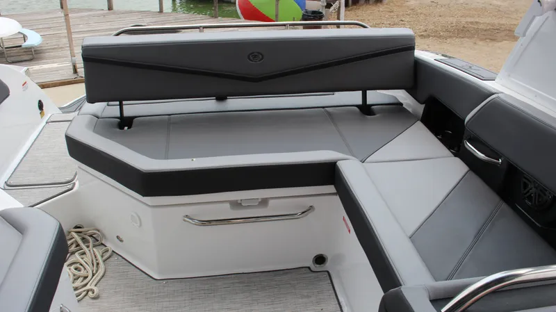 Slide: The Image of Cobalt R6 Surf 2024 - 15