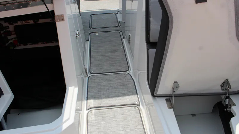 Slide: The Image of Cobalt R6 Surf 2024 - 30