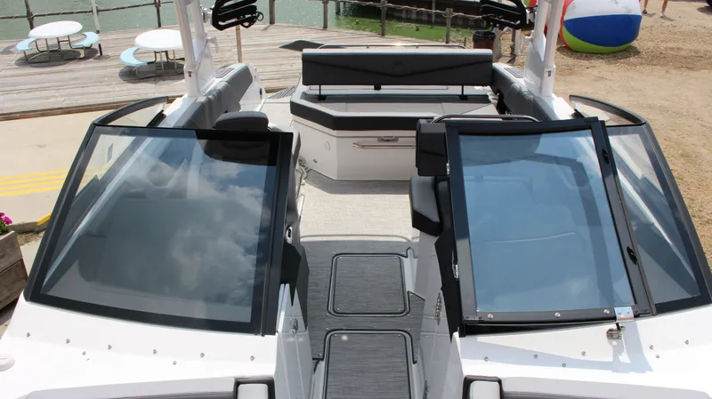 Slide: The Image of Cobalt R6 Surf 2024 - 36