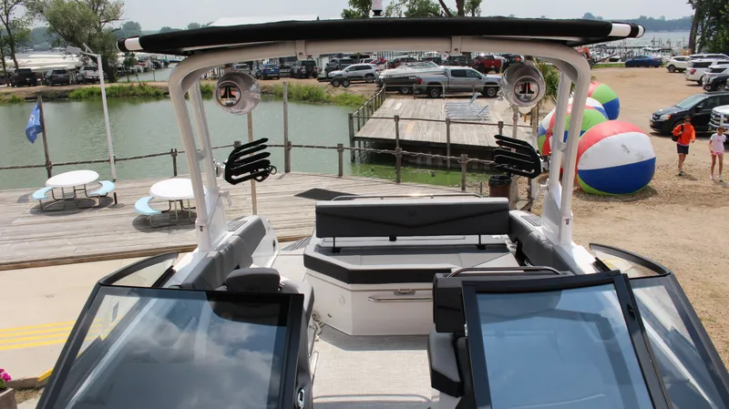 Slide: The Image of Cobalt R6 Surf 2024 - 37