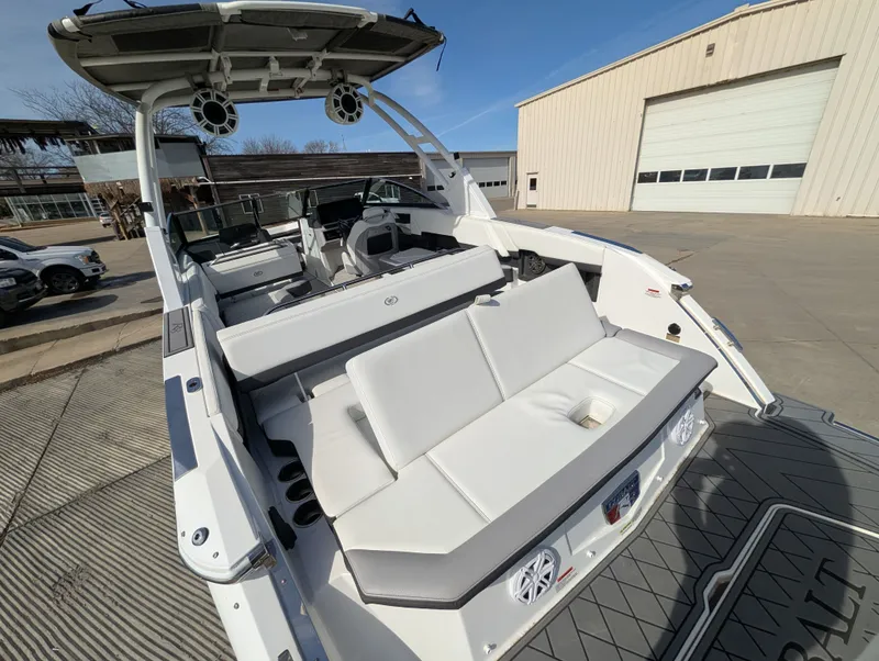 Slide: The Image of Cobalt R8 2023 - 12