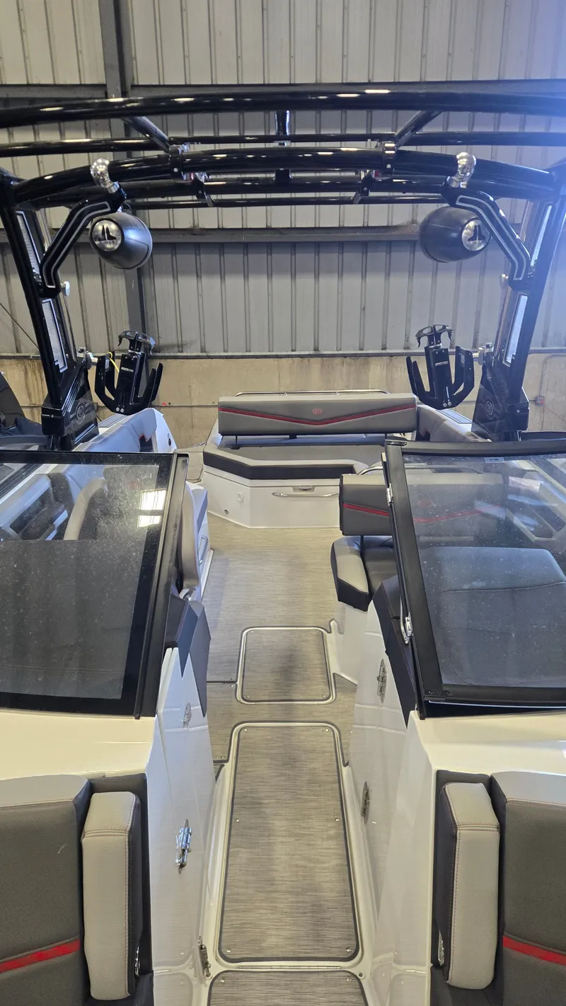 Slide: The Image of Cobalt R8 Surf 2022 - 12