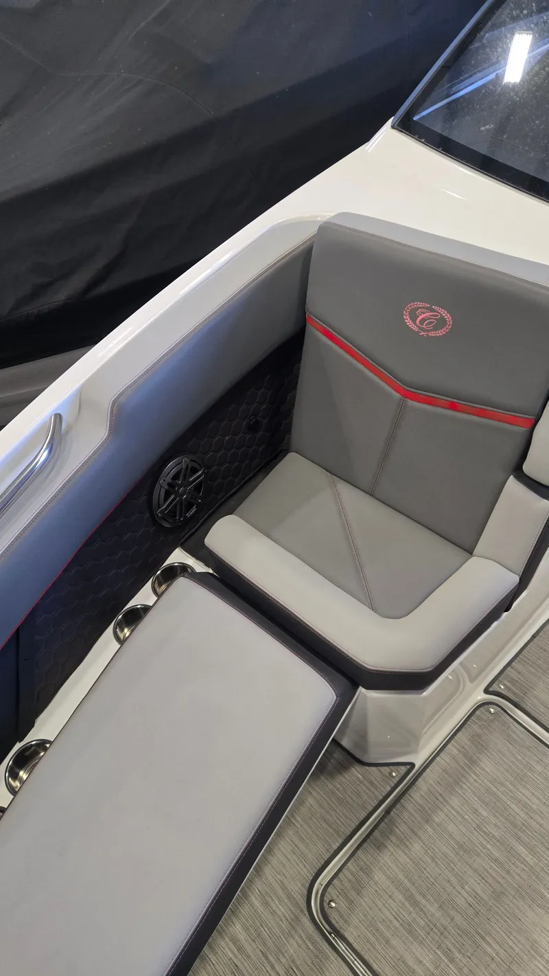 Slide: The Image of Cobalt R8 Surf 2022 - 13