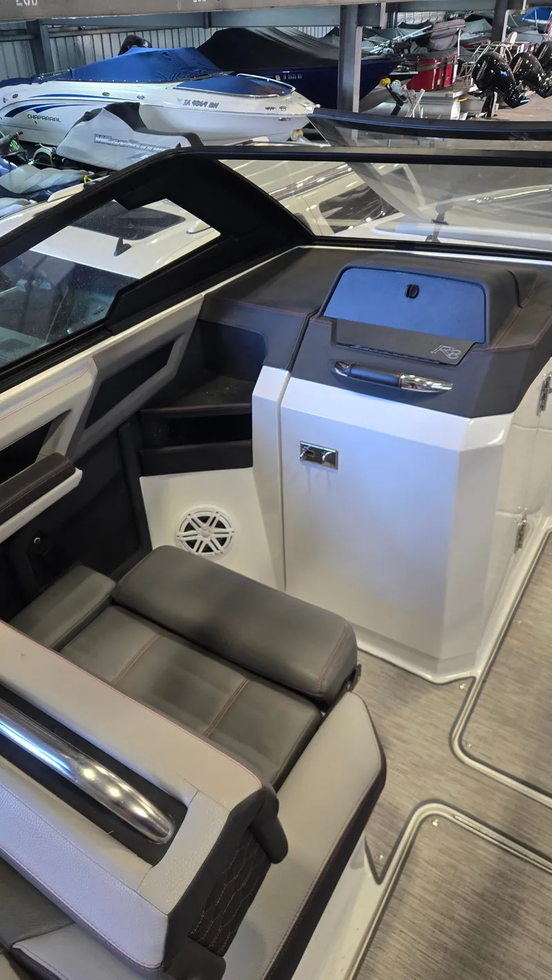 Slide: The Image of Cobalt R8 Surf 2022 - 15