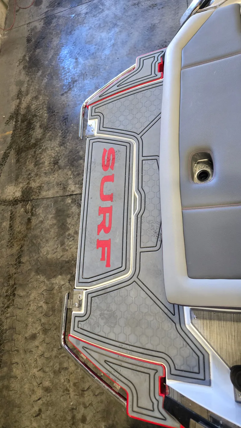 Slide: The Image of Cobalt R8 Surf 2022 - 19