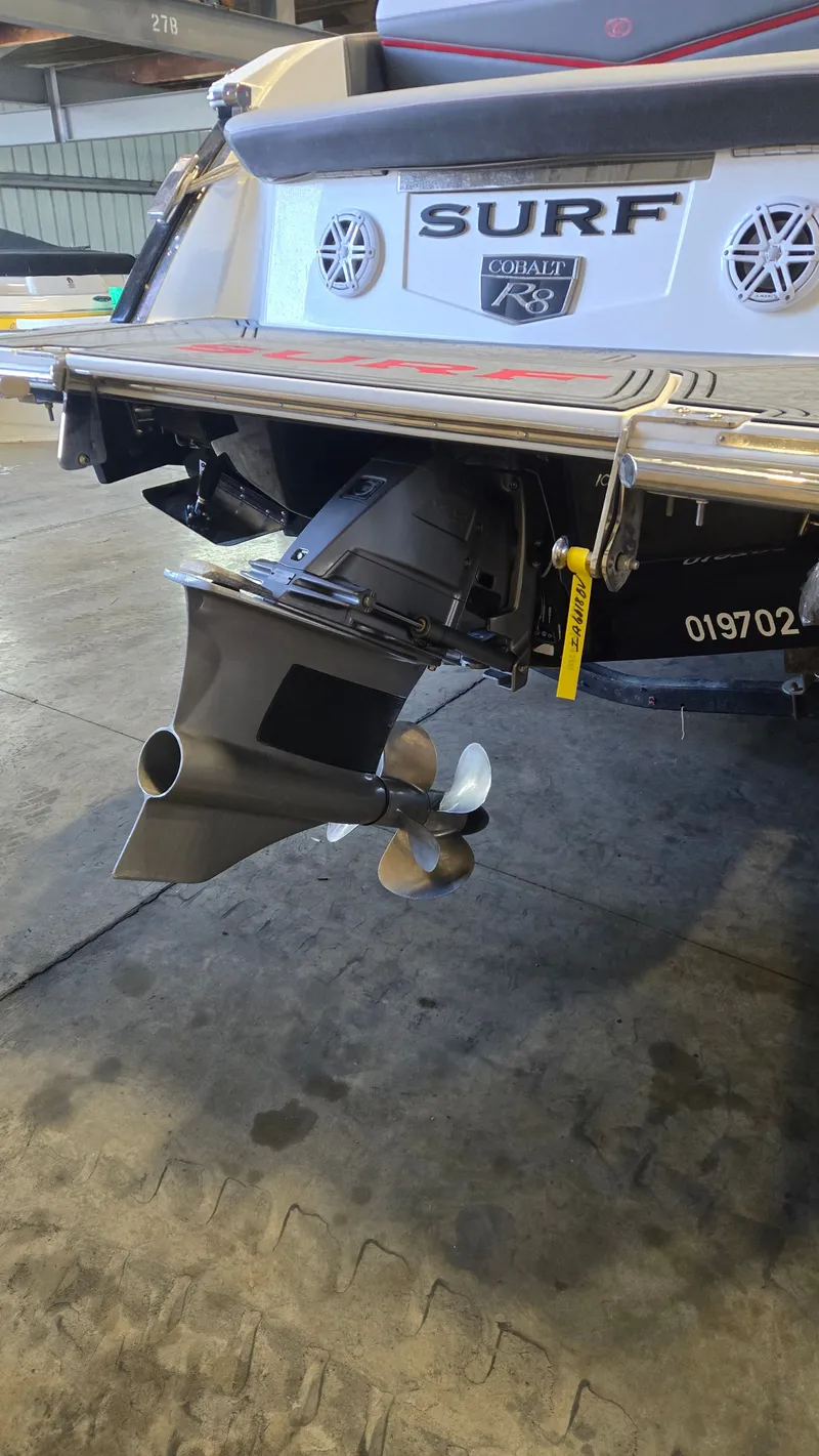 Slide: The Image of Cobalt R8 Surf 2022 - 20