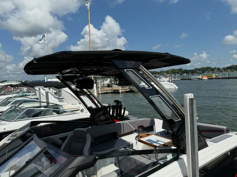 Slide: The Image of Cobalt R8 Surf 2022 - 5