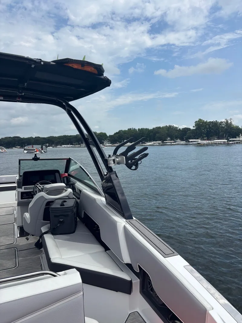 Slide: The Image of Cobalt R8 Surf 2022 - 5