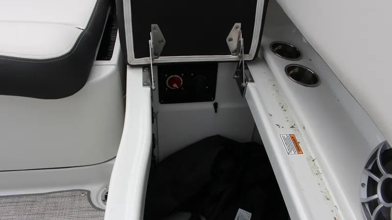 Slide: The Image of Crownline Boats 260 SS 2024 - 29