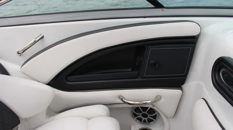 Slide: The Image of Crownline Boats 260 SS 2024 - 31