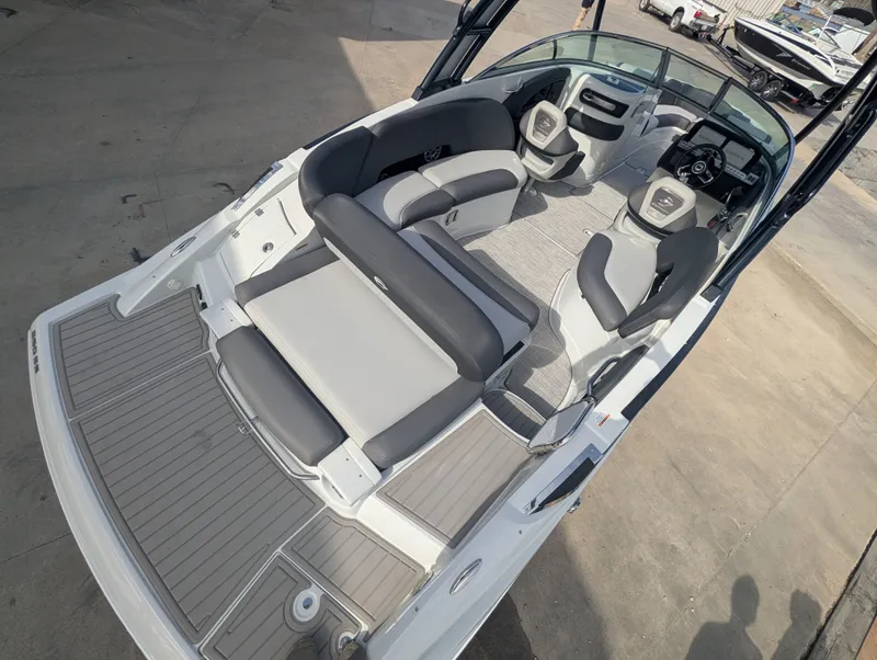 Slide: The Image of Crownline Boats 290SS 2025 - 15