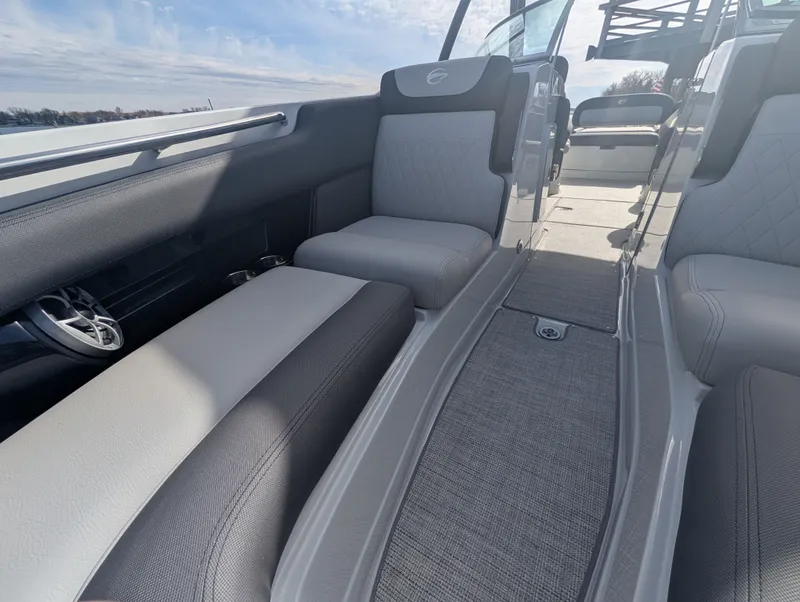 Slide: The Image of Crownline Boats 290SS 2025 - 18