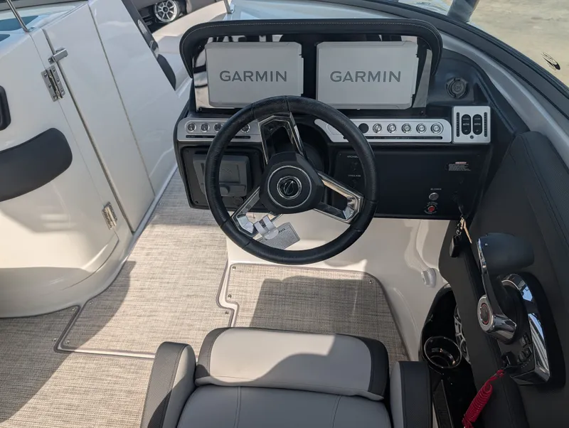 Slide: The Image of Crownline Boats 290SS 2025 - 19