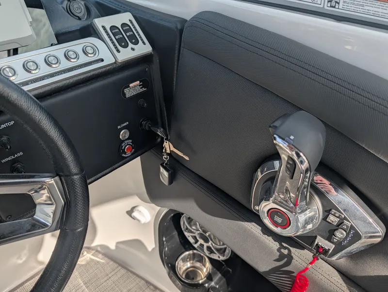 Slide: The Image of Crownline Boats 290SS 2025 - 20