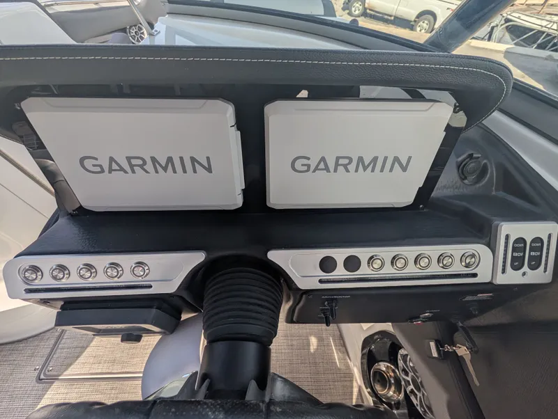 Slide: The Image of Crownline Boats 290SS 2025 - 24