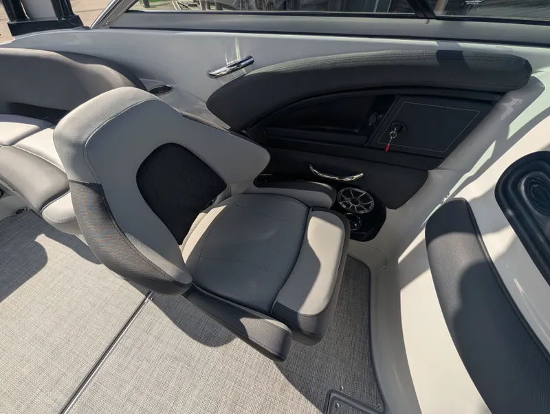 Slide: The Image of Crownline Boats 290SS 2025 - 28