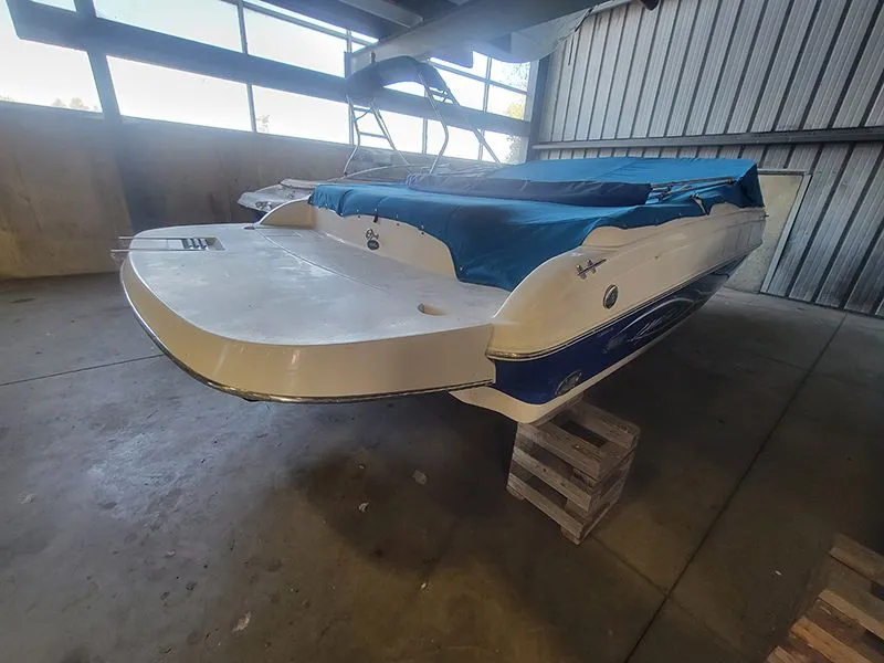 Slide: The Image of Rinker Captive 212 2005 - 4