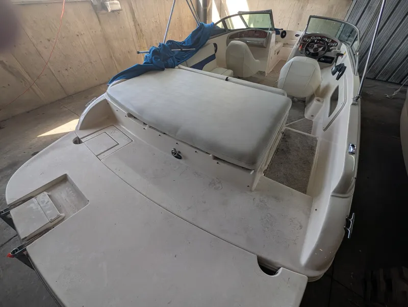 Slide: The Image of Rinker Captive 212 2005 - 8