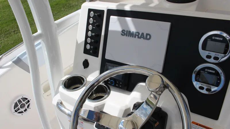 Slide: The Image of Robalo R222 2023 - 11