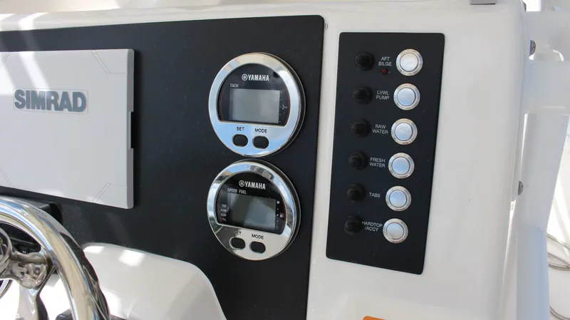 Slide: The Image of Robalo R222 2023 - 12