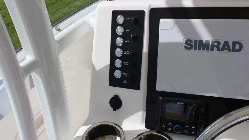 Slide: The Image of Robalo R222 2023 - 13