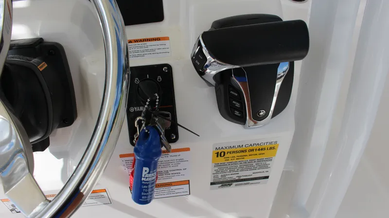 Slide: The Image of Robalo R222 2023 - 14