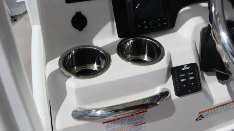 Slide: The Image of Robalo R222 2023 - 15