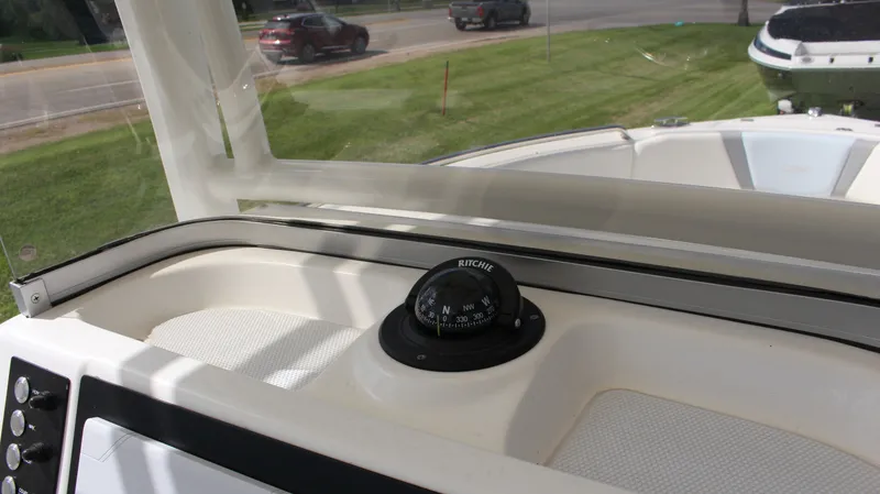 Slide: The Image of Robalo R222 2023 - 16