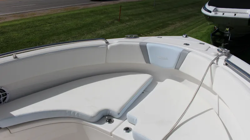 Slide: The Image of Robalo R222 2023 - 17