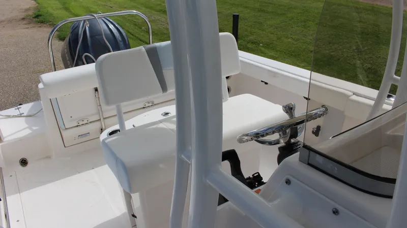 Slide: The Image of Robalo R222 2023 - 19