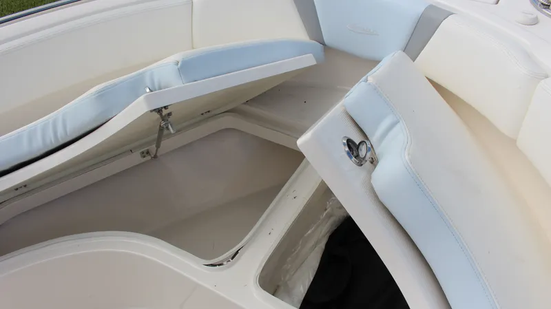 Slide: The Image of Robalo R222 2023 - 23