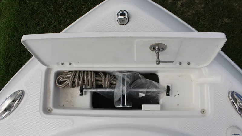 Slide: The Image of Robalo R222 2023 - 25