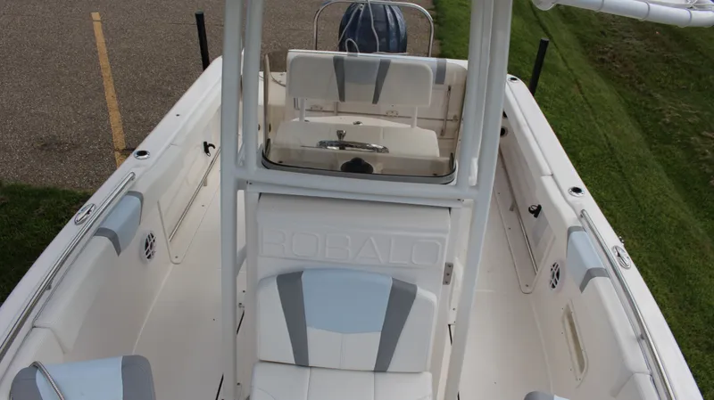 Slide: The Image of Robalo R222 2023 - 27