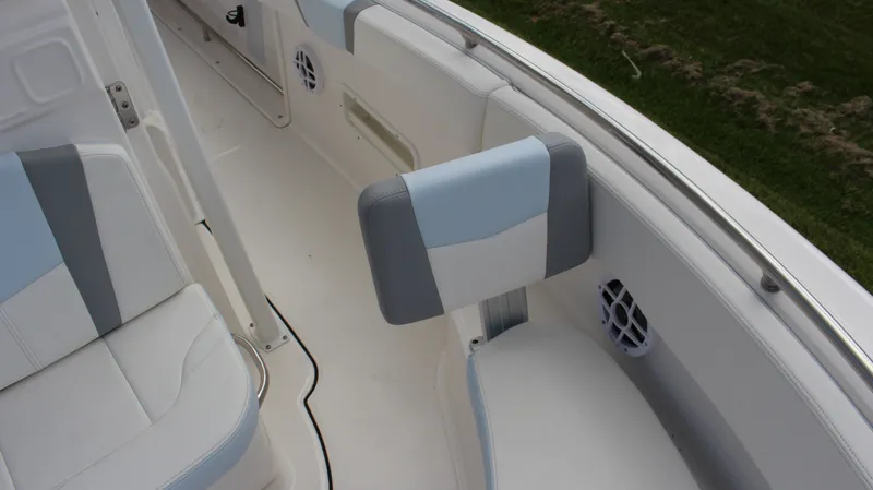 Slide: The Image of Robalo R222 2023 - 28