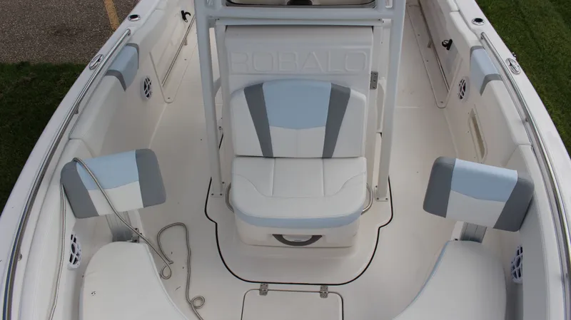 Slide: The Image of Robalo R222 2023 - 29