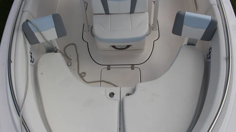 Slide: The Image of Robalo R222 2023 - 30