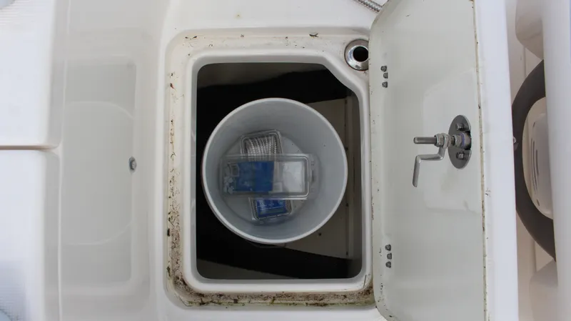 Slide: The Image of Robalo R222 2023 - 31