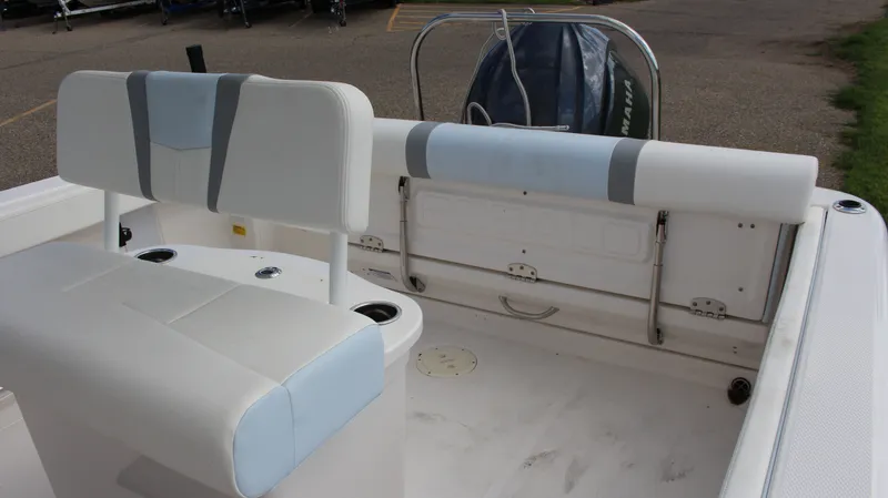 Slide: The Image of Robalo R222 2023 - 32