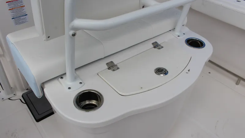 Slide: The Image of Robalo R222 2023 - 34