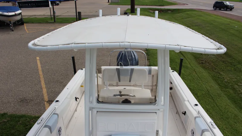 Slide: The Image of Robalo R222 2023 - 35