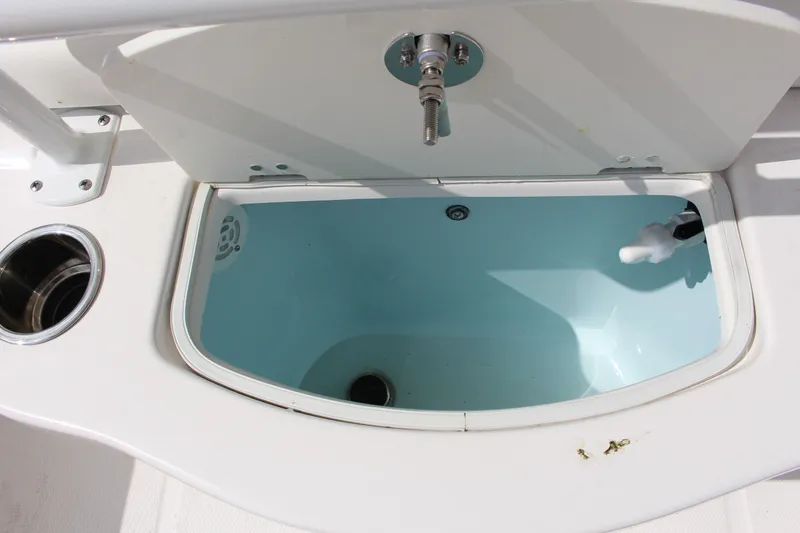 Slide: The Image of Robalo R222 2023 - 7