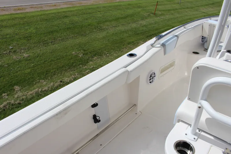 Slide: The Image of Robalo R222 2023 - 8